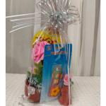 Regalo creativo para el Día de las Madres con flores artificiales, lazo plateado y accesorios florales