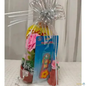 Regalo creativo para el Día de las Madres con flores artificiales, lazo plateado y accesorios florales