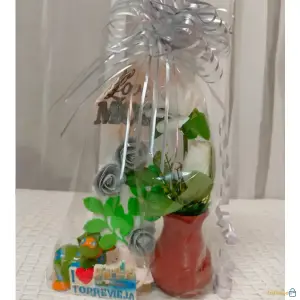 Arreglo Floral Elegante Blanco y Gris con Detalles Artesanales – Regalo Distinguido para Mamá