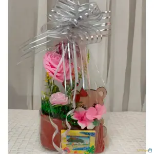 Regalo para mamá con flores artificiales y osito