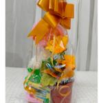 Arreglo Floral Amarillo con Moño Dorado y Base Decorativa – Regalo Brillante para el Día de la Madre