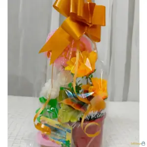 Arreglo Floral Amarillo con Moño Dorado y Base Decorativa – Regalo Brillante para el Día de la Madre