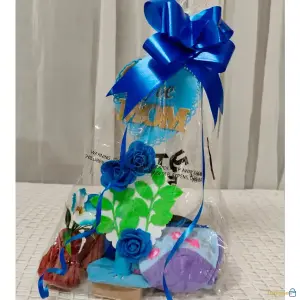 Regalo Día de las Madres con Flores Azules y Calcetas – Arreglo Decorativo "I Love Mom"