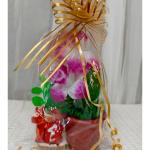 Arreglo Floral con Moño Dorado y Detalles Artesanales – Regalo Elegante para Mamá