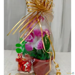 Arreglo Floral con Moño Dorado y Detalles Artesanales – Regalo Elegante para Mamá
