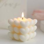 Vela en forma de cubo de corazones