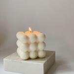 Vela en forma de cubo minimalista