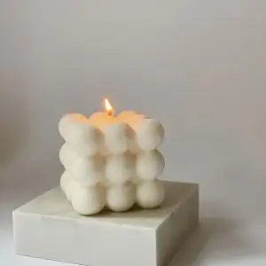 Vela en forma de cubo minimalista